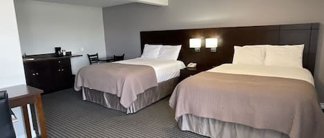 Rom – standard, 2 queensize-senger | Wi-fi (inkludert), sengetøy og vekkerklokke