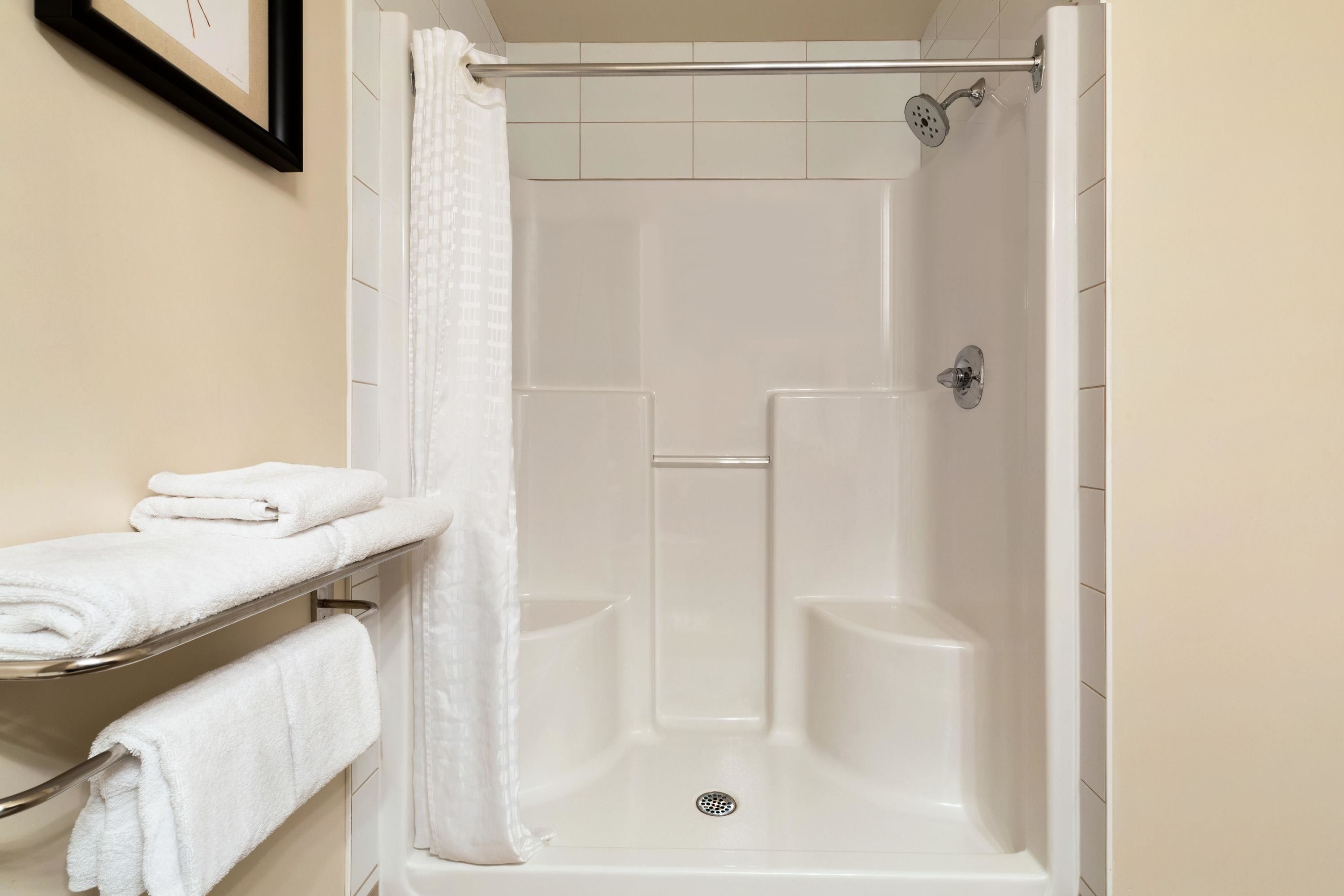 room, 1 queen bed, accessible, non smoking | bathroom | combined shower/bathtub, towels