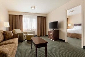 Suite, 1 King-Bett, Nichtraucher (One-Bedroom) | Schreibtisch, Bügeleisen/Bügelbrett, kostenlose Babybetten