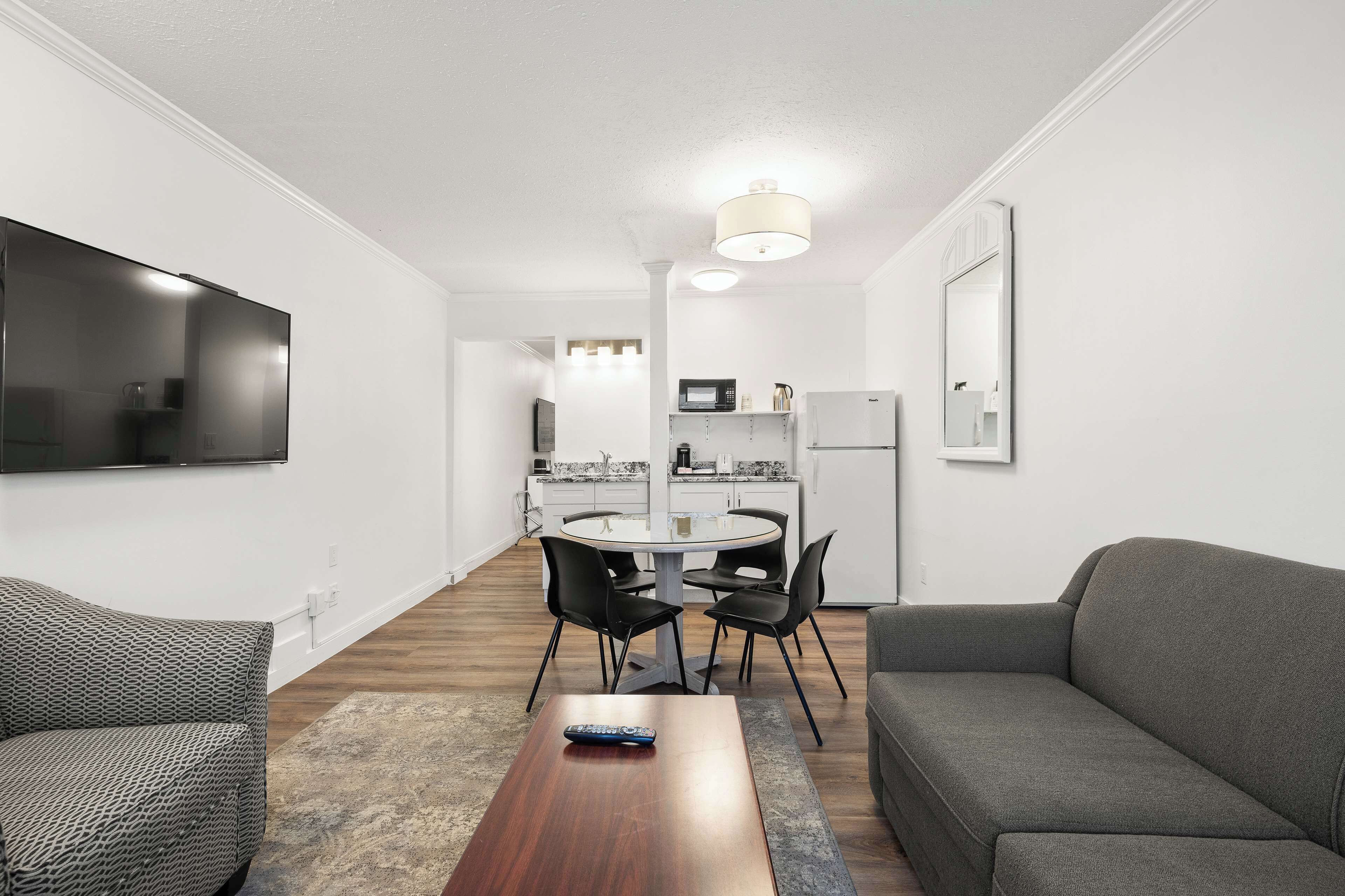 Suite, 2 grands lits, non-fumeurs, coin cuisine (Living Room) | Espace de travail pour ordinateur portable, fer et planche à repasser