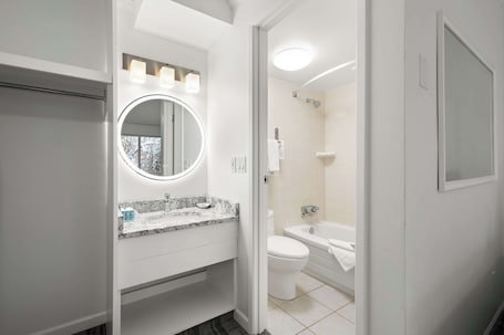 Combined shower/tub, hydromassage showerhead, free toiletries. SureStay Hotel by Best Western Rossland Red Mountain