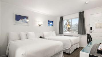 Espacio para trabajar con laptop, tabla de planchar con plancha y cunas