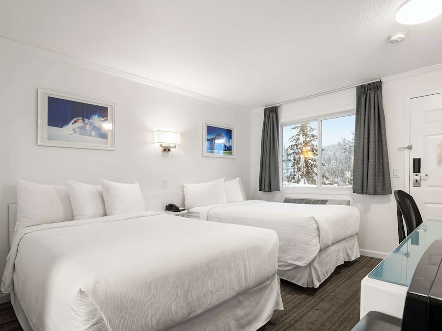 Espacio para trabajar con laptop, tabla de planchar con plancha y cunas