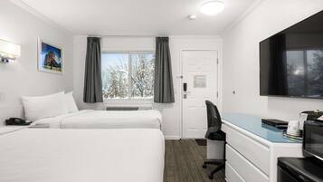 Espacio para trabajar con laptop, tabla de planchar con plancha y cunas