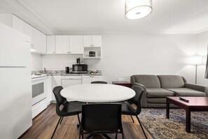 Espacio para trabajar con un portátil y tabla de planchar con plancha