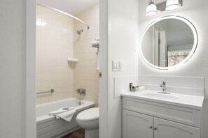 Combined shower/tub, hydromassage showerhead, free toiletries