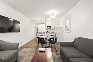 Laptopgeeigneter Arbeitsplatz, Bügeleisen/Bügelbrett, Babybetten