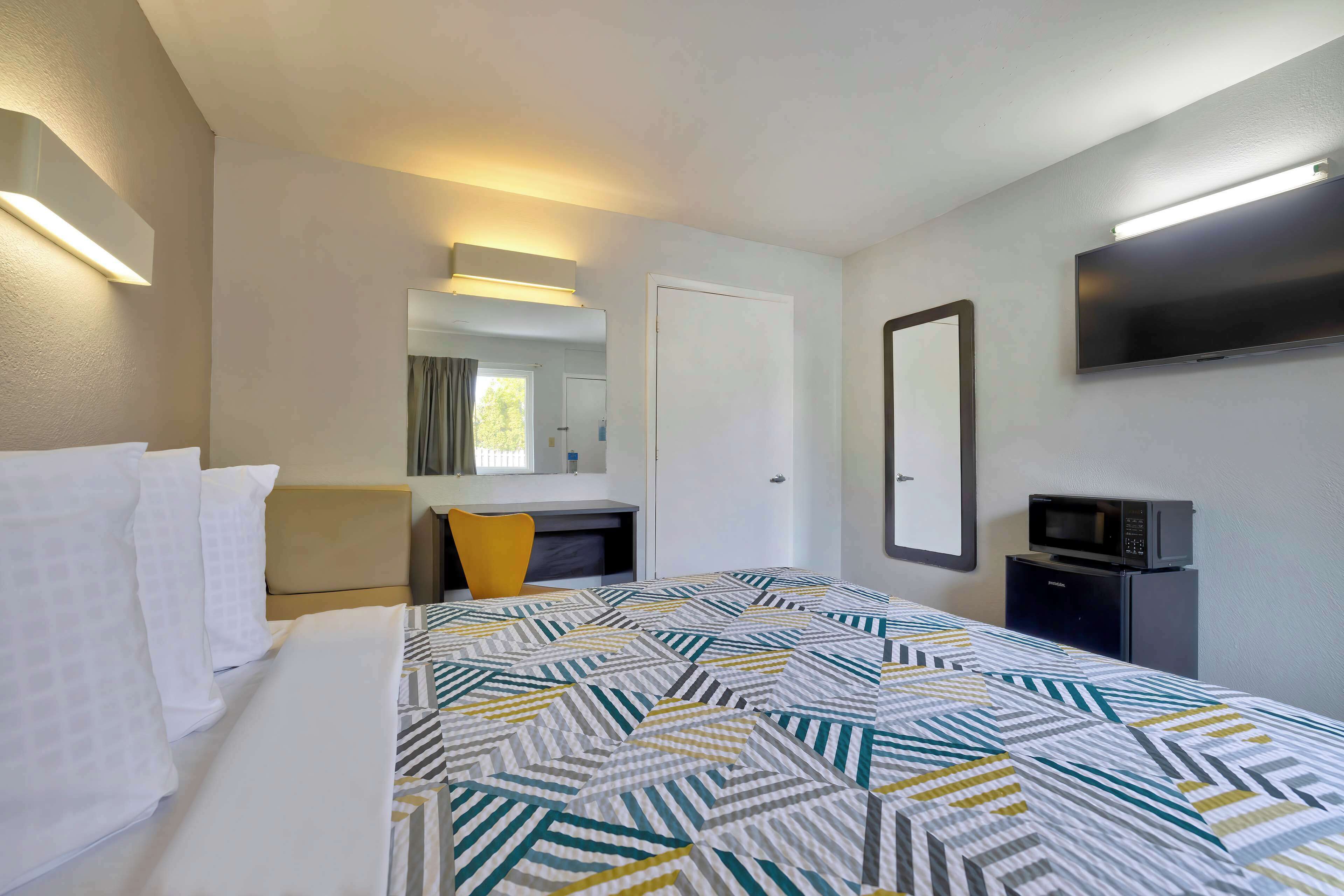 Sengetøy av topp kvalitet, senger med overmadrass og minibar