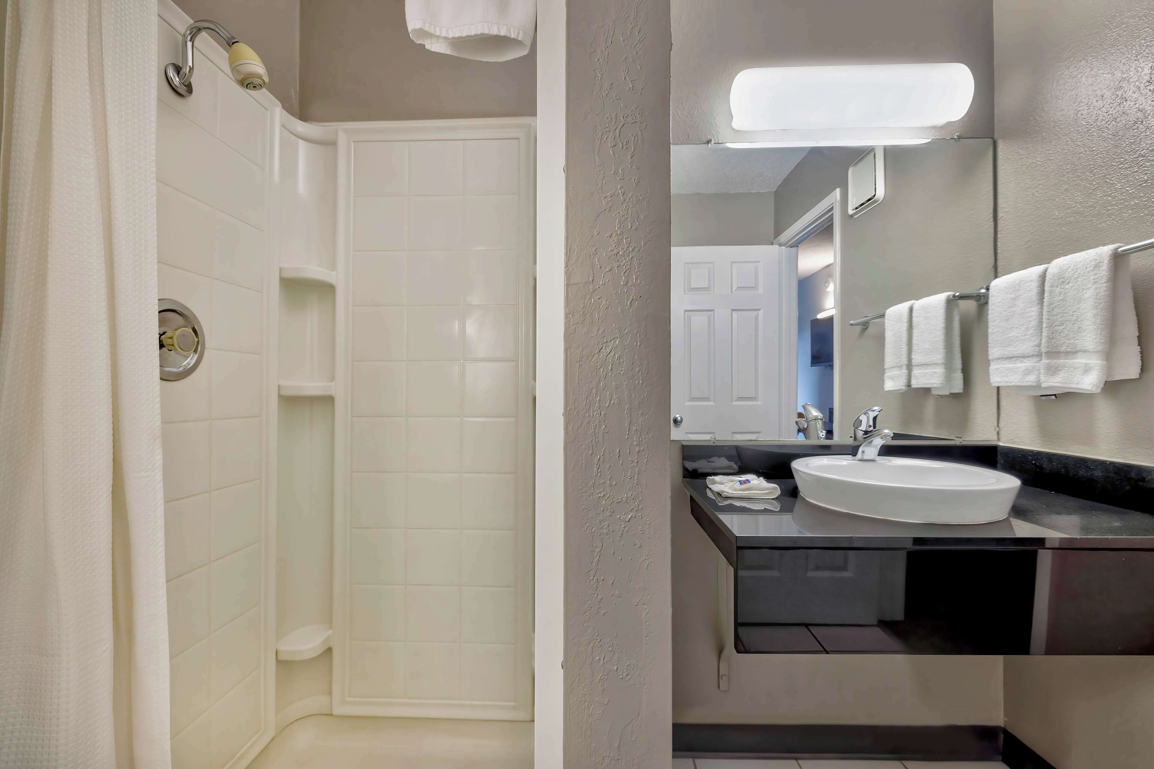 Combined shower/bathtub, free toiletries, towels