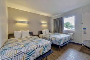 Ropa de cama de alta calidad, colchones con pillow-top y minibar 