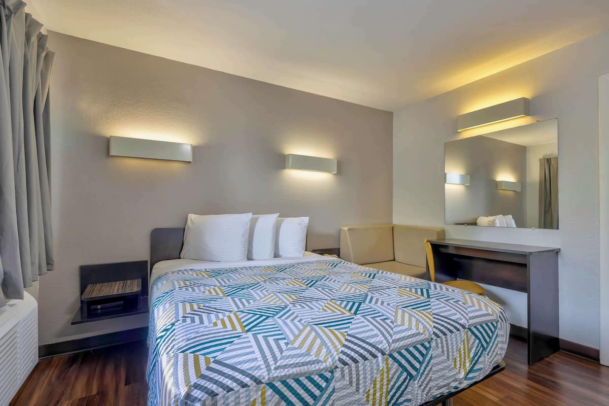 Sengetøy av topp kvalitet, senger med overmadrass og minibar