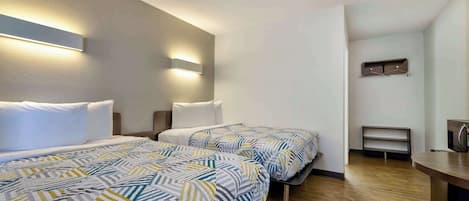 Sengetøy av topp kvalitet, senger med overmadrass og minibar