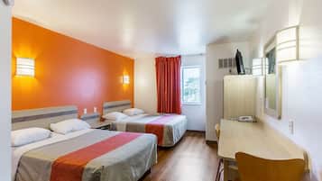 Schreibtisch, Verdunkelungsvorhänge, Bügeleisen/Bügelbrett