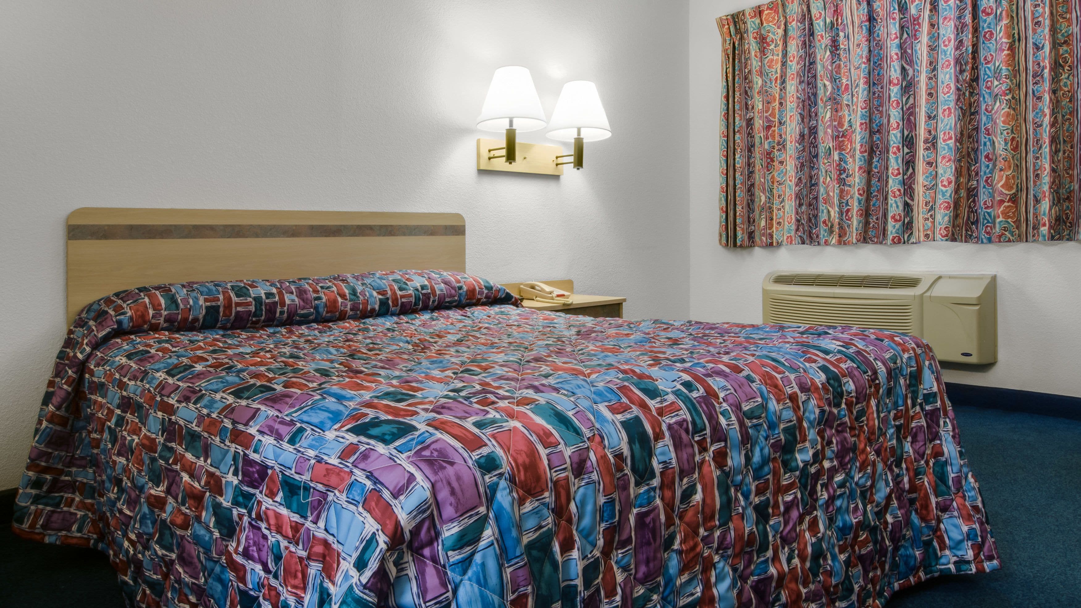 Escritorio, cortinas blackout y tabla de planchar con plancha 