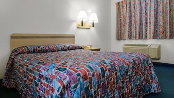 Escritorio, cortinas blackout y tabla de planchar con plancha