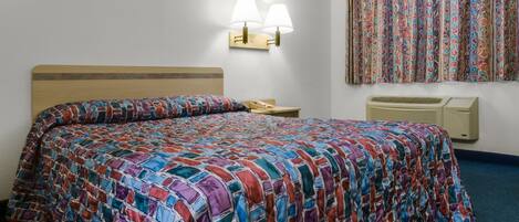 Schreibtisch, Verdunkelungsvorhänge, Bügeleisen/Bügelbrett