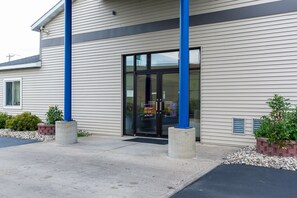 Property entrance - Motel 6 Baraboo, WI - Lake Delton (Baraboo)