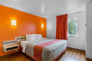 Skrivebord, blendingsgardiner, strykejern/-brett og wi-fi (inkludert)