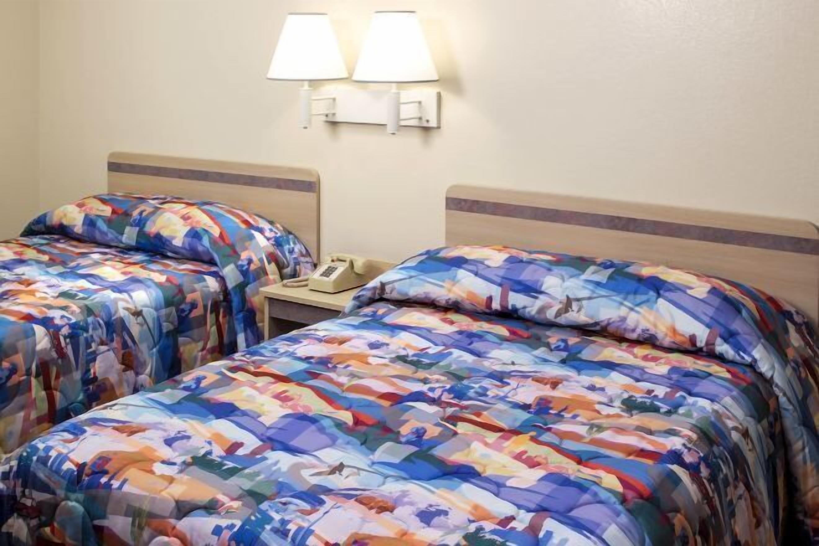 Skrivebord, blendingsgardiner, strykejern/-brett og wi-fi (inkludert)