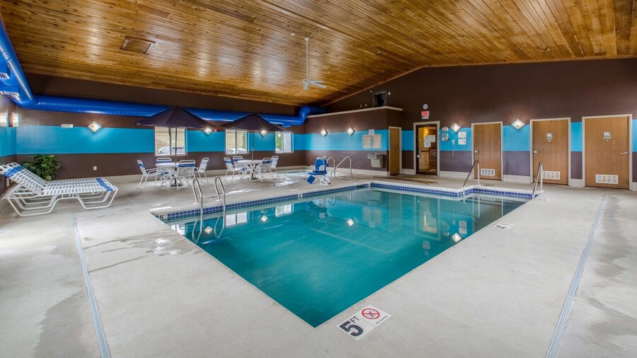 Motel 6 Baraboo, WI - Lake Delton