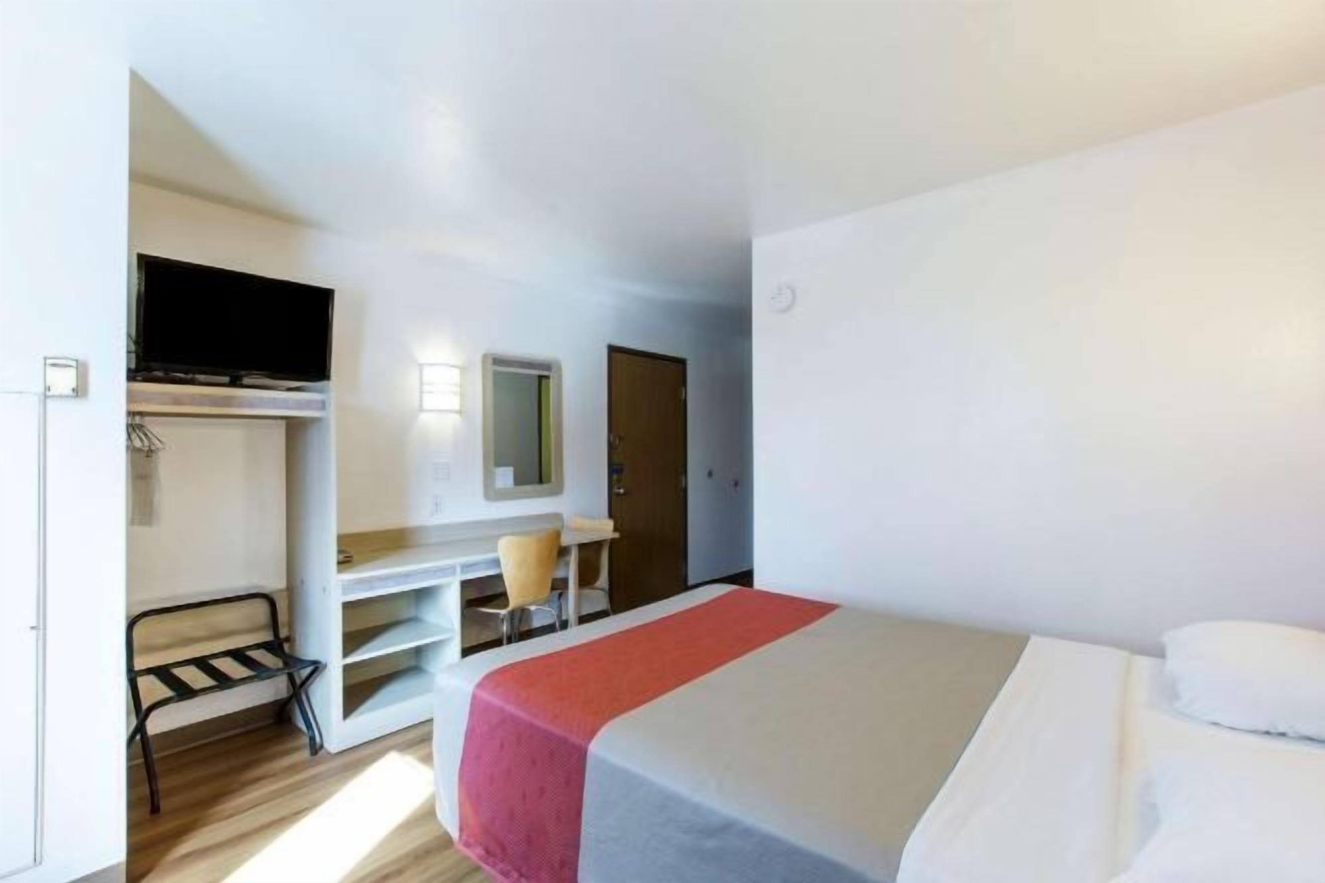 Escrivaninha, cortinas blackout, ferros/tábuas de passar roupa