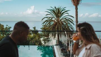 4 restaurants, breakfast, dinner served; international cuisine