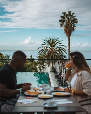 4 restaurants; breakfast and dinner served - Enotel Lido – All Inclusive (Funchal)