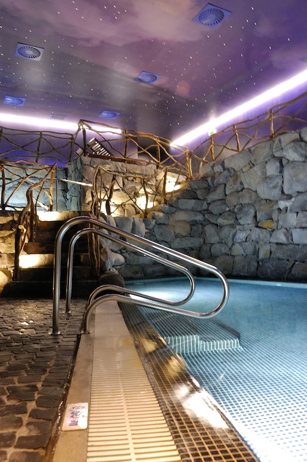 Couples treatment room(s), sauna, hot tub, steam room