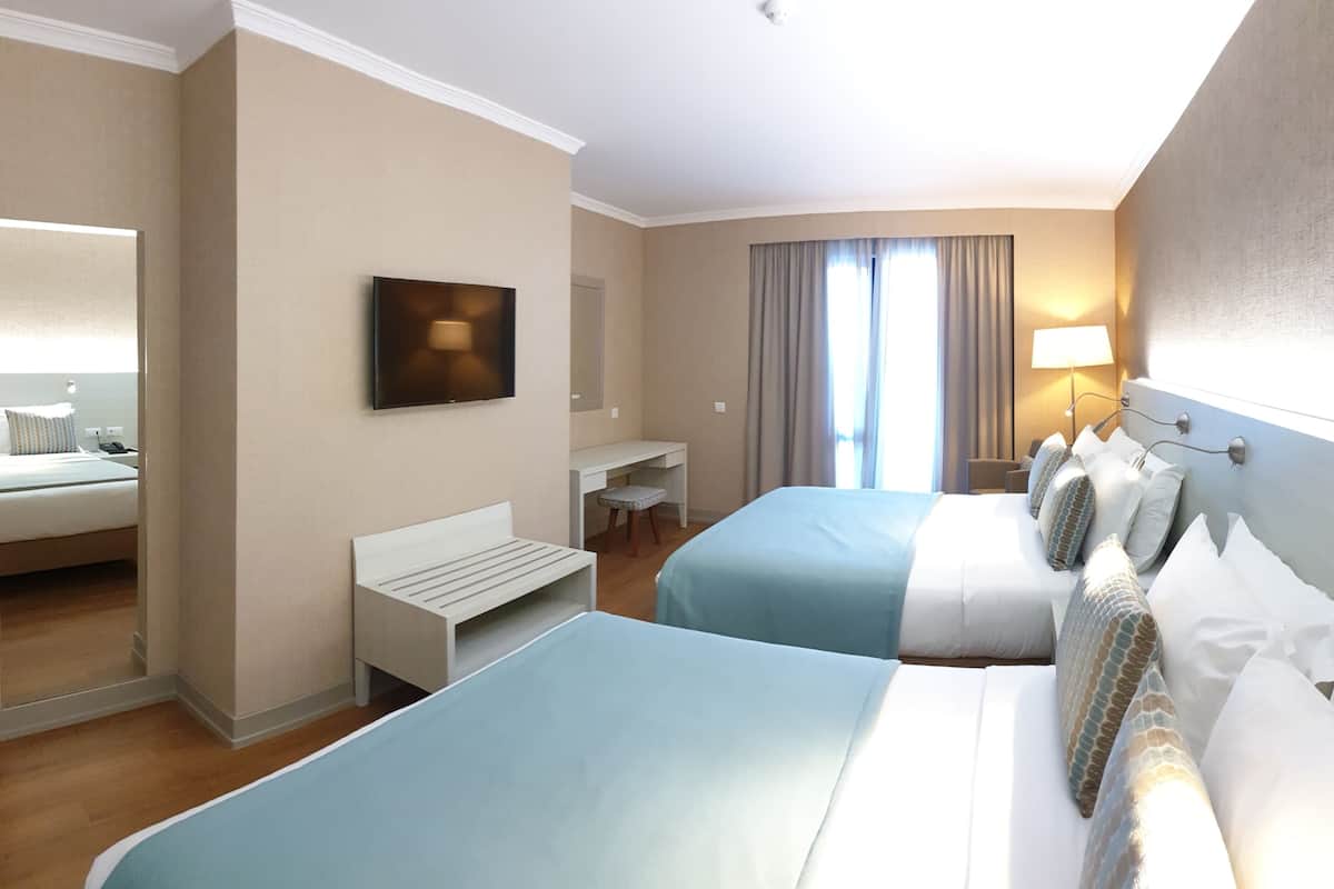 Suite familiar | Artículos del minibar gratis y caja de seguridad en la habitación