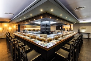 4 restaurants; breakfast and dinner served 