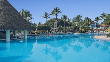 Alberca al aire libre y sombrillas en la alberca