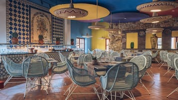 5 restaurantes, se sirven desayunos, comidas y cocina internacional