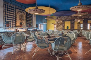 5 restaurants, breakfast, lunch, dinner served; international cuisine