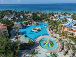 Una piscina al aire libre, sombrillas