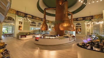 5 restaurantes; se sirven desayunos, comidas y cenas