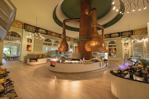 5 restaurants; breakfast, lunch and dinner served