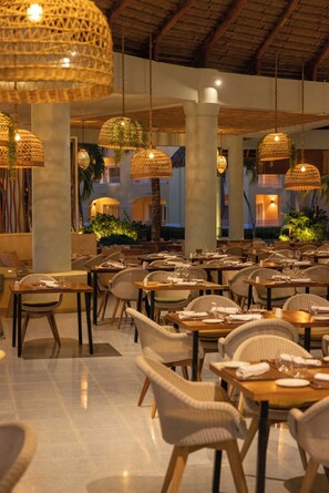 5 restaurants, servant le déjeuner et le dîner; cuisine internationale