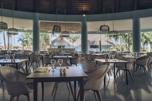 5 restaurants, breakfast, lunch, dinner served; international cuisine