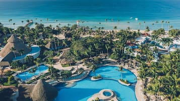 Una piscina al aire libre, sombrillas