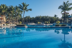 Una piscina al aire libre, sombrillas
