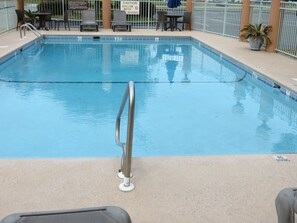 Piscine extérieure en saison, parasols, chaises longues