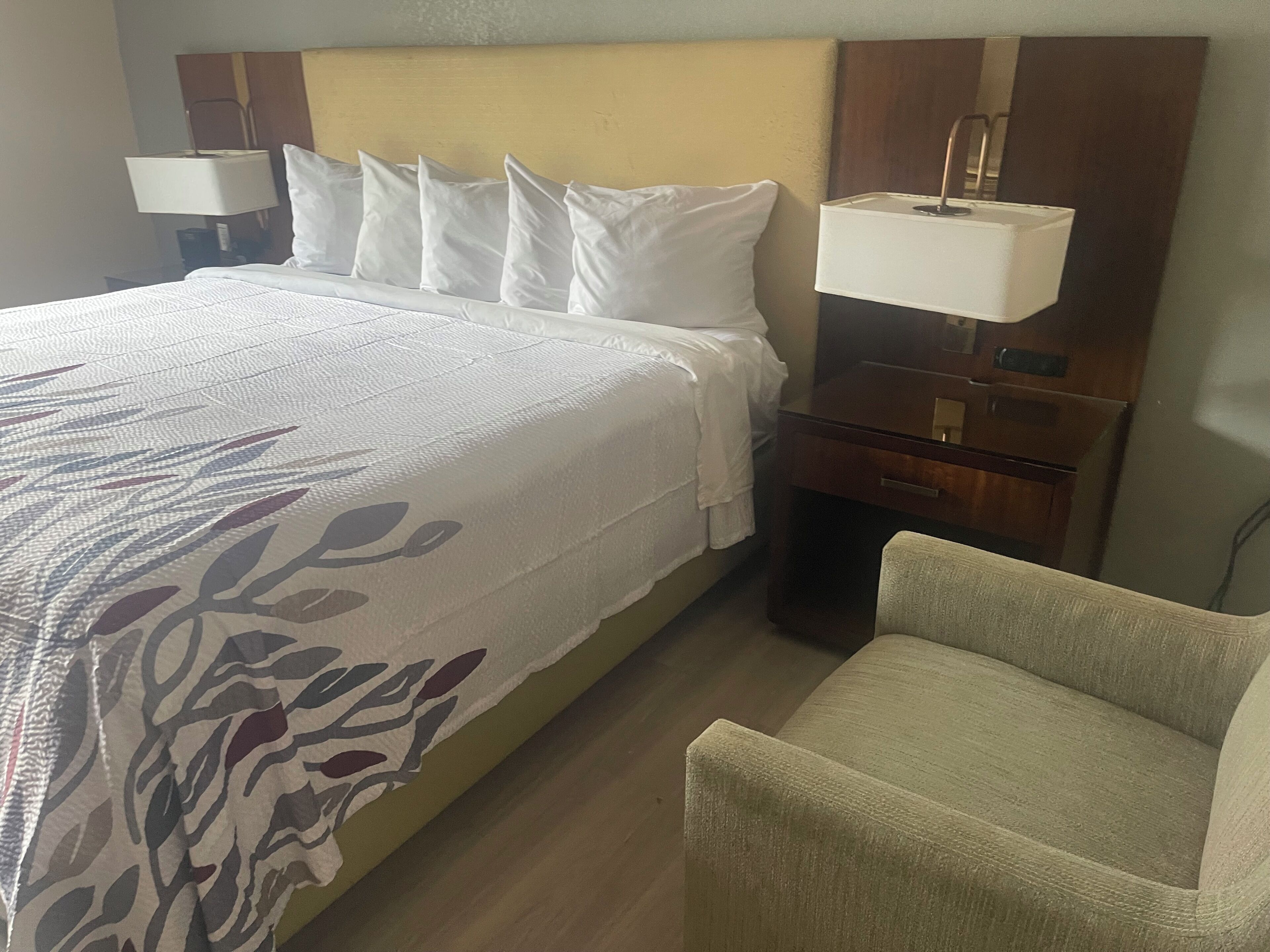 Tempur-Pedic 床墊、書桌、筆電工作空間、遮光布/窗簾