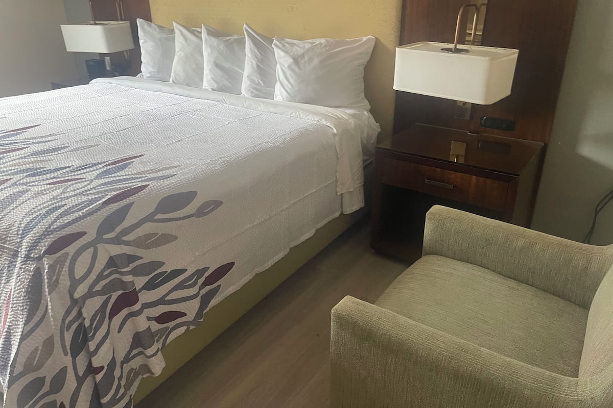 Matelas Tempur-Pedic, bureau, espace de travail pour ordinateur portable