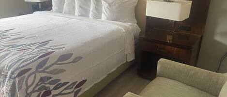 Tempur-Pedic 床墊、書桌、筆電工作空間、遮光布/窗簾