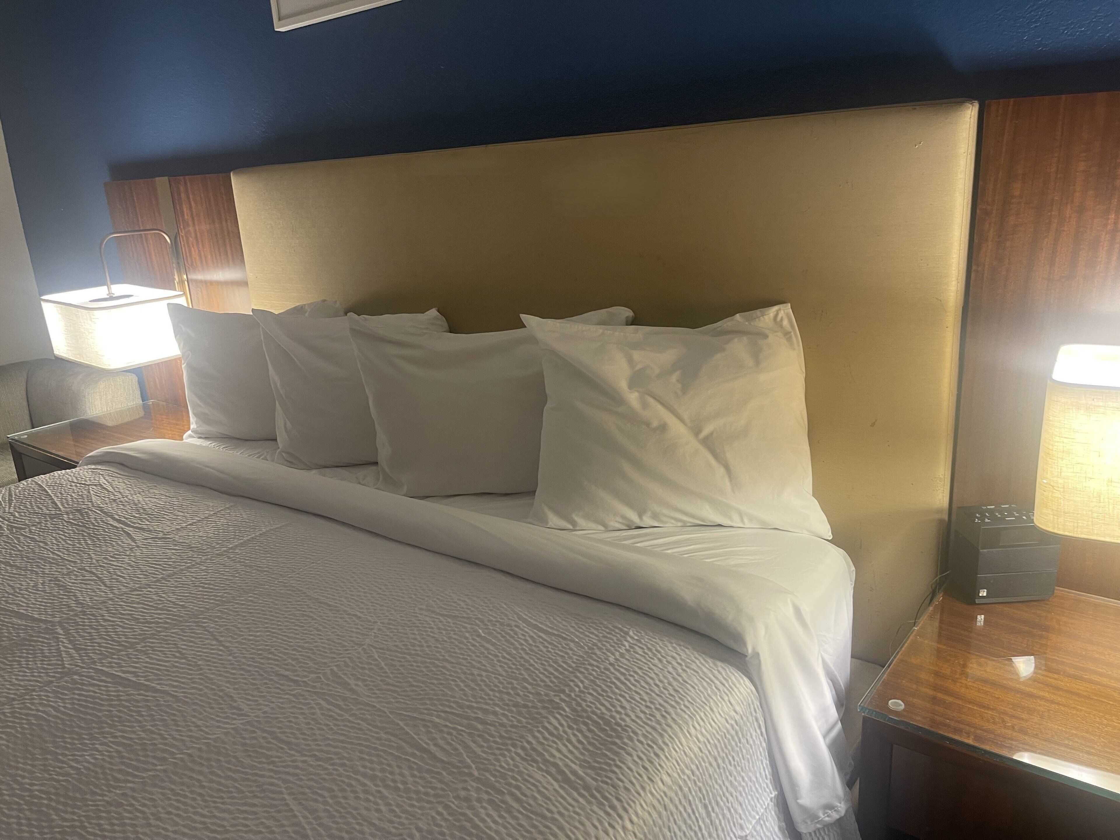 Escritorio, espacio para trabajar con laptop y cortinas blackout 
