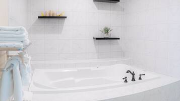 Combined shower/tub, deep soaking tub, hydromassage showerhead