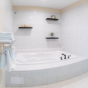 Combined shower/tub, deep soaking tub, hydromassage showerhead