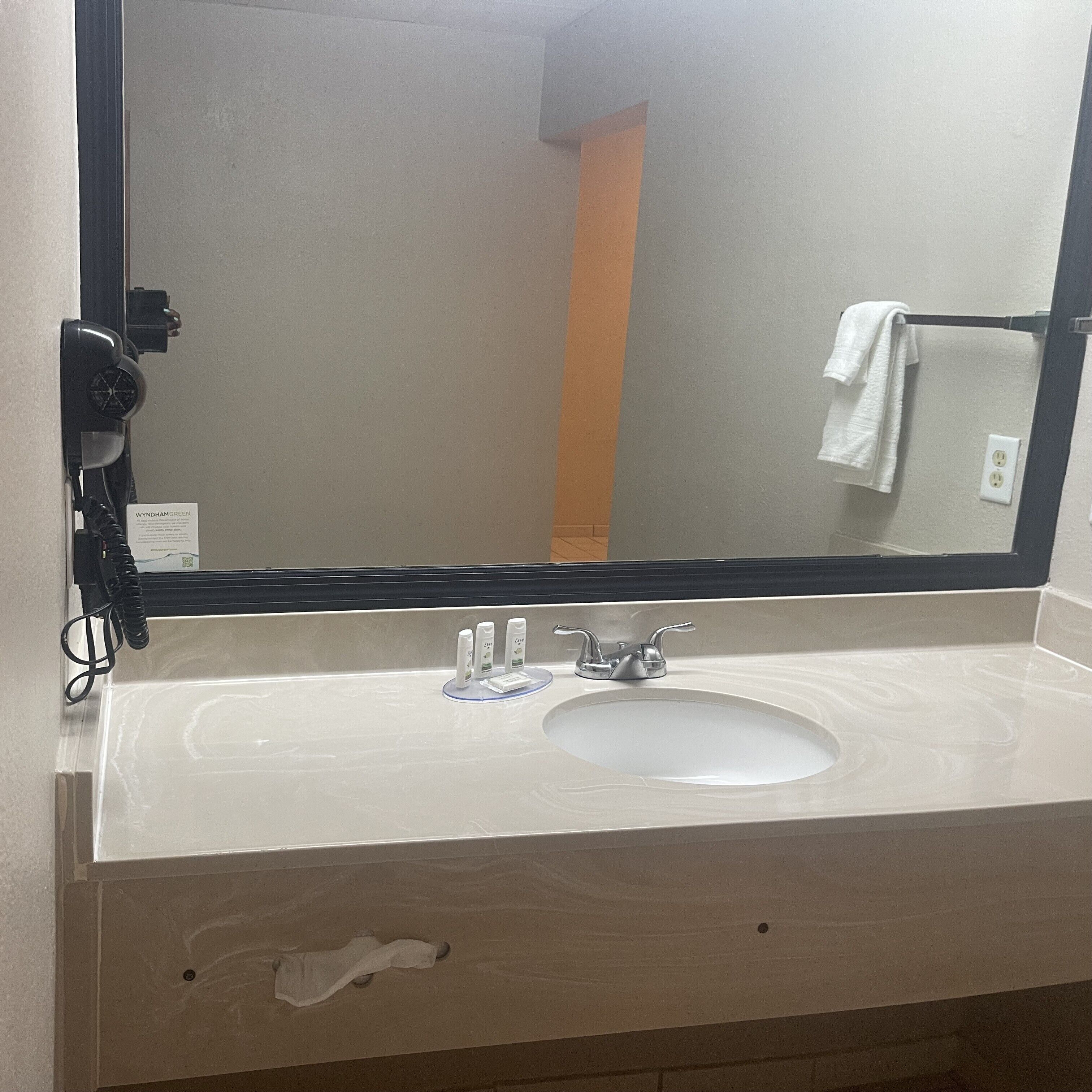 Camas Tempur-Pedic, escritorio y espacio para trabajar con laptop 