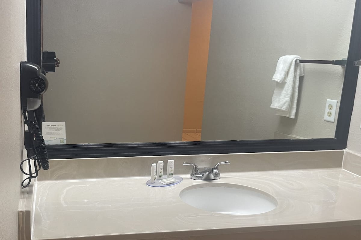 Matelas Tempur-Pedic, bureau, espace de travail pour ordinateur portable