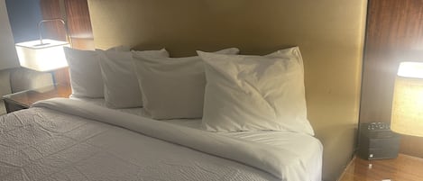 Tempur-Pedic-senge, skrivebord, arbejdsområde til bærbare computere